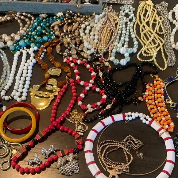 HUGE vintage jewelry lot! - Picture 6 of 7